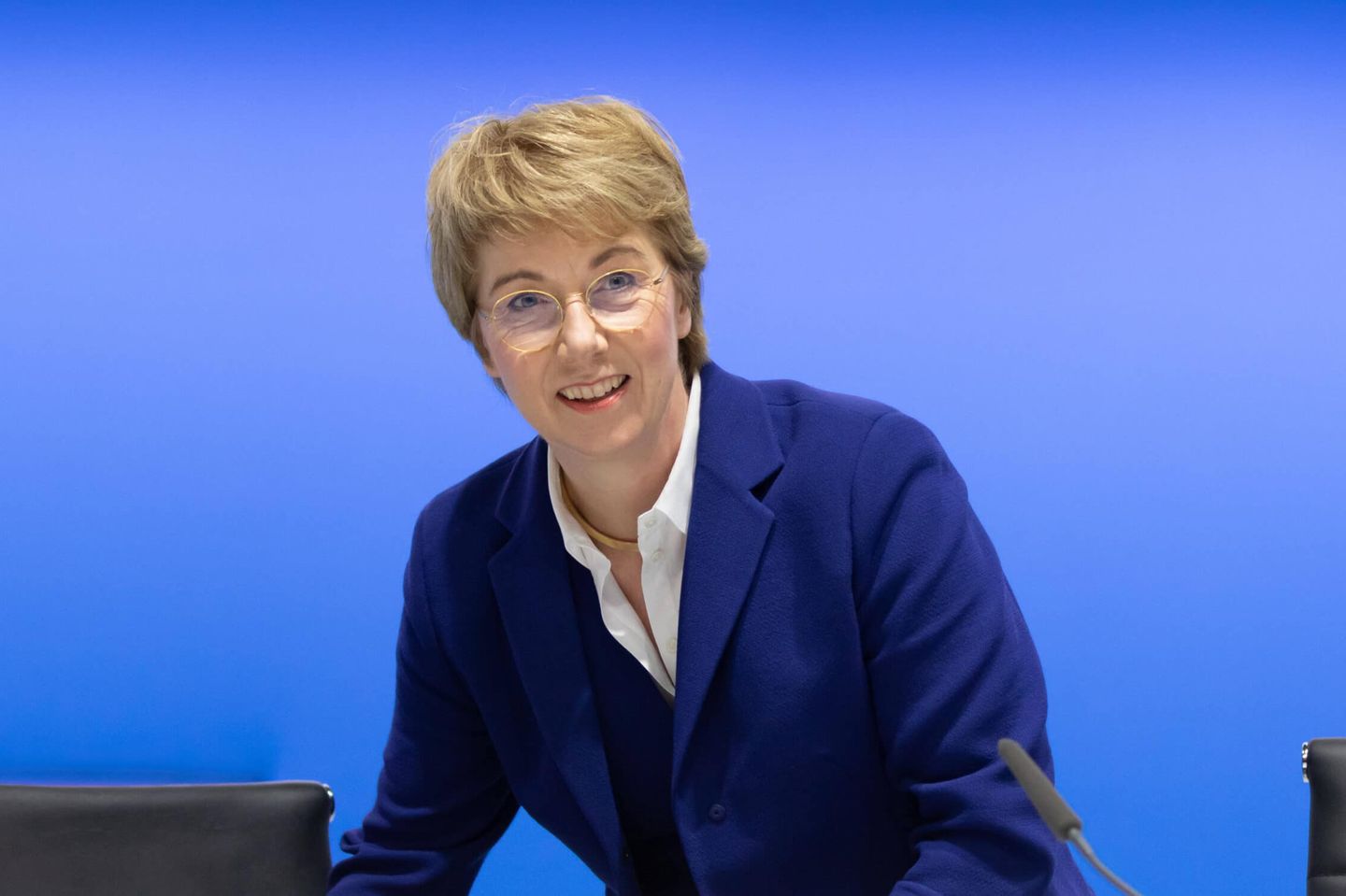 Bochum, Deutschland, 31.01.2020, ThyssenKrupp Hauptversammlung: Die Vorstandsvorsitzende der ThyssenKrupp AG Martina Merz steht auf dem Podium. ThyssenKrupp Hauptversammlung 2020 *** Bochum, Germany, 31 01 2020, ThyssenKrupp Annual General Meeting The Executive Board Chair of ThyssenKrupp AG Martina Merz stands on the podium ThyssenKrupp Annual General Meeting 2020