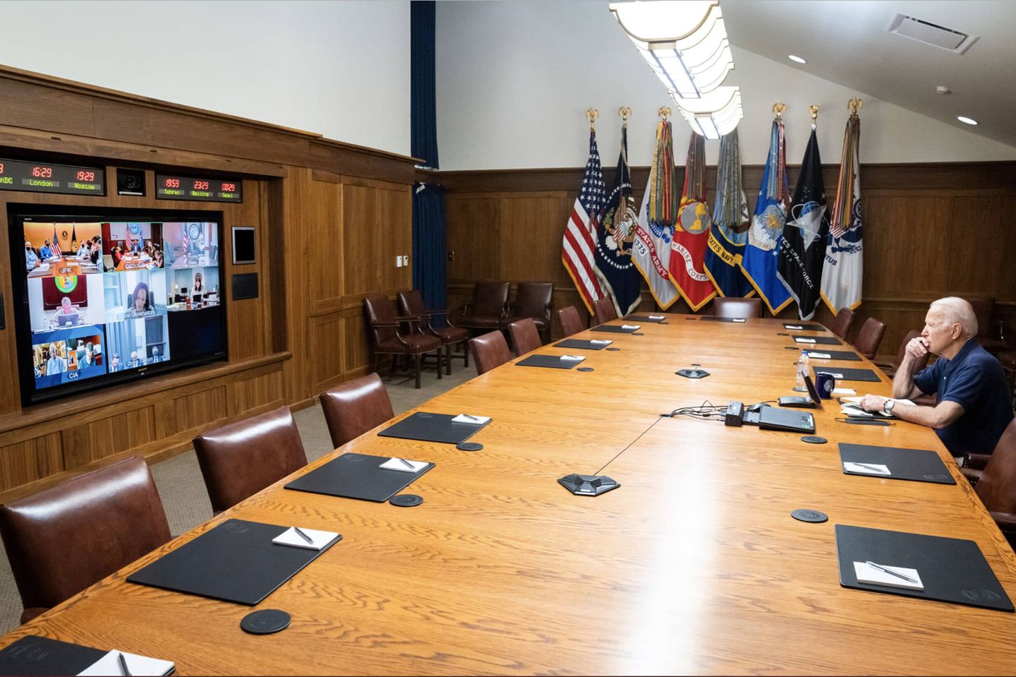 News Bilder des Tages August 15, 2021, Thurmont, Maryland, USA: United States President Joe Biden, right, and US Vice President Kamala Harris met with their national security team and senior officials to hear updates on the draw down of civilian personnel in Afghanistan, evacuations of SIV applicants and other Afghan allies, and the ongoing security situation in Kabul on Sunday, August 15, 2021. The President participated from Camp David, the presidential retreat near Thurmont, Maryland Thurmont USA - ZUMAs152 20210815_zaa_s152_001 Copyright: xWhitexHousexviaxCNPx