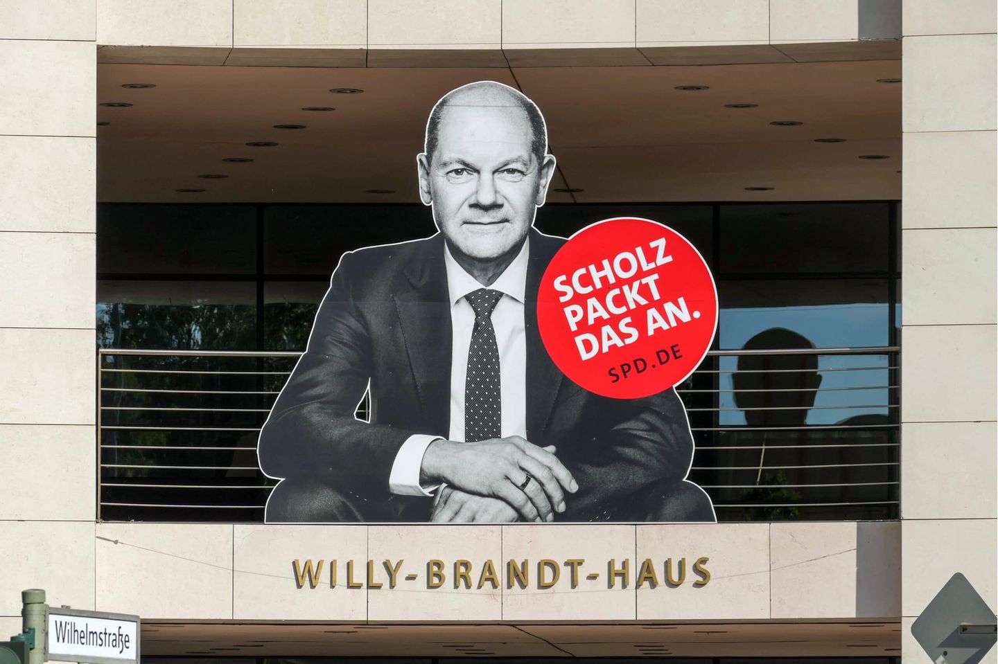 12.08.2021, Berlin, Deutschland, GER,Willy-Brandt-Haus Bundeszentrale der Sozialdemokratischen Partei Deutschlands SPD. Wahlplakate zur Bundestagswahl am 26.09.2021 mit Motiv Olaf Scholz. *** 12 08 2021, Berlin, Germany, GER,Willy Brandt Haus Federal Headquarters of the Social Democratic Party of Germany SPD election posters for the federal election on 26 09 2021 with motive Olaf Scholz