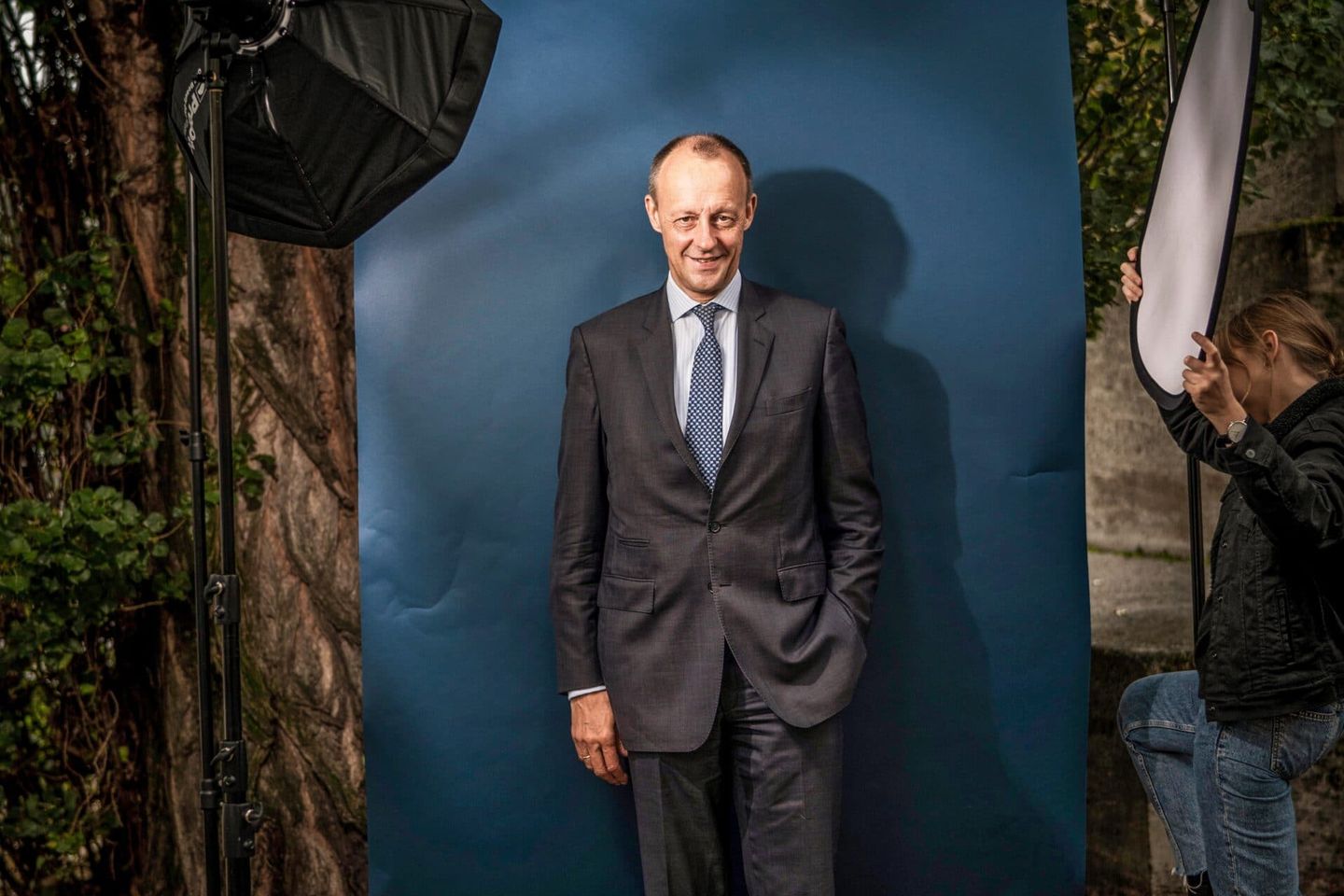 Mit beiden Beinen im Herbstlaub: Friedrich Merz posiert für sein Spätwerk