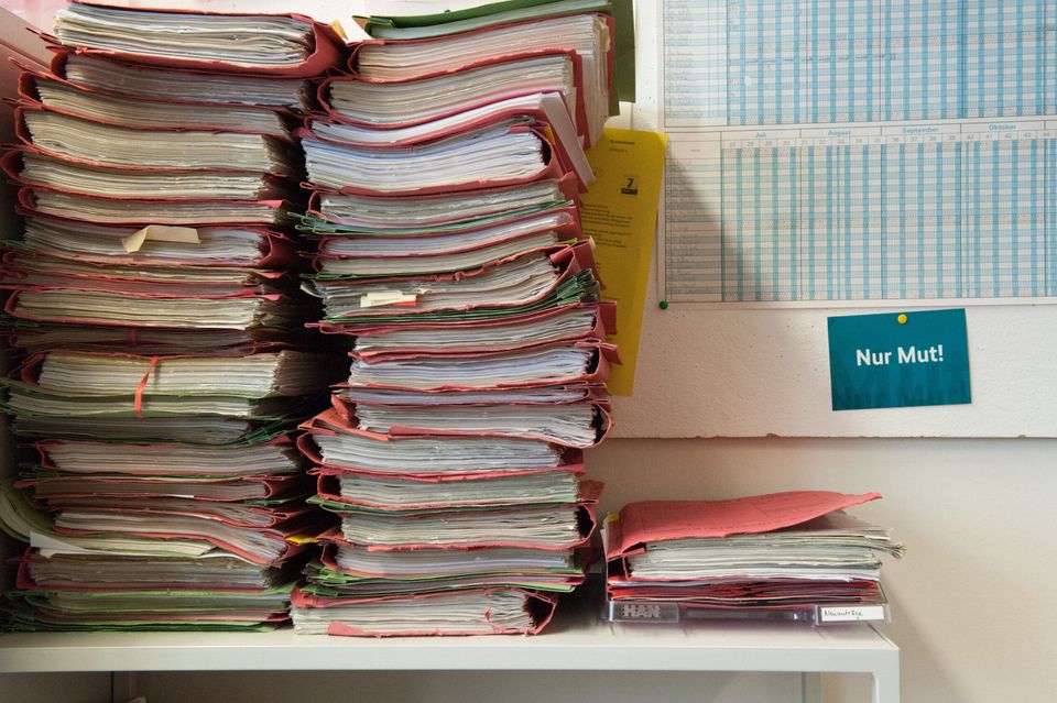 Stapel im Aktenarchiv des Sozialbürgerhauses Berg am Laim-Trudering-Riem. Mit Einführung der elektronischen Akte werden die Jobcenter in den Sozialbürgerhäusern nur noch mit der elektronischen Akte arbeiten, alle eingehenden Papiere werden eingescannt. Die Mitarbeiter brauchen dann keine Akten mehr herauszusuchen, sondern laden sich alle Unterlagen auf ihre Bildschirme. || Mindestpreis 25 Euro
