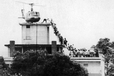 Ein Helikopter der CIA evakuiert Menschen aus Saigon