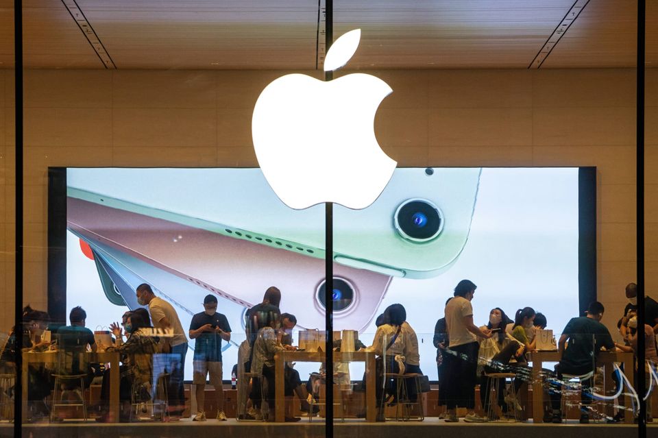 BEIJING, CHINA - JUNE 11, 2021: Customers in an Apple store. Artyom Ivanov/TASS PUBLICATIONxINxGERxAUTxONLY TS104583