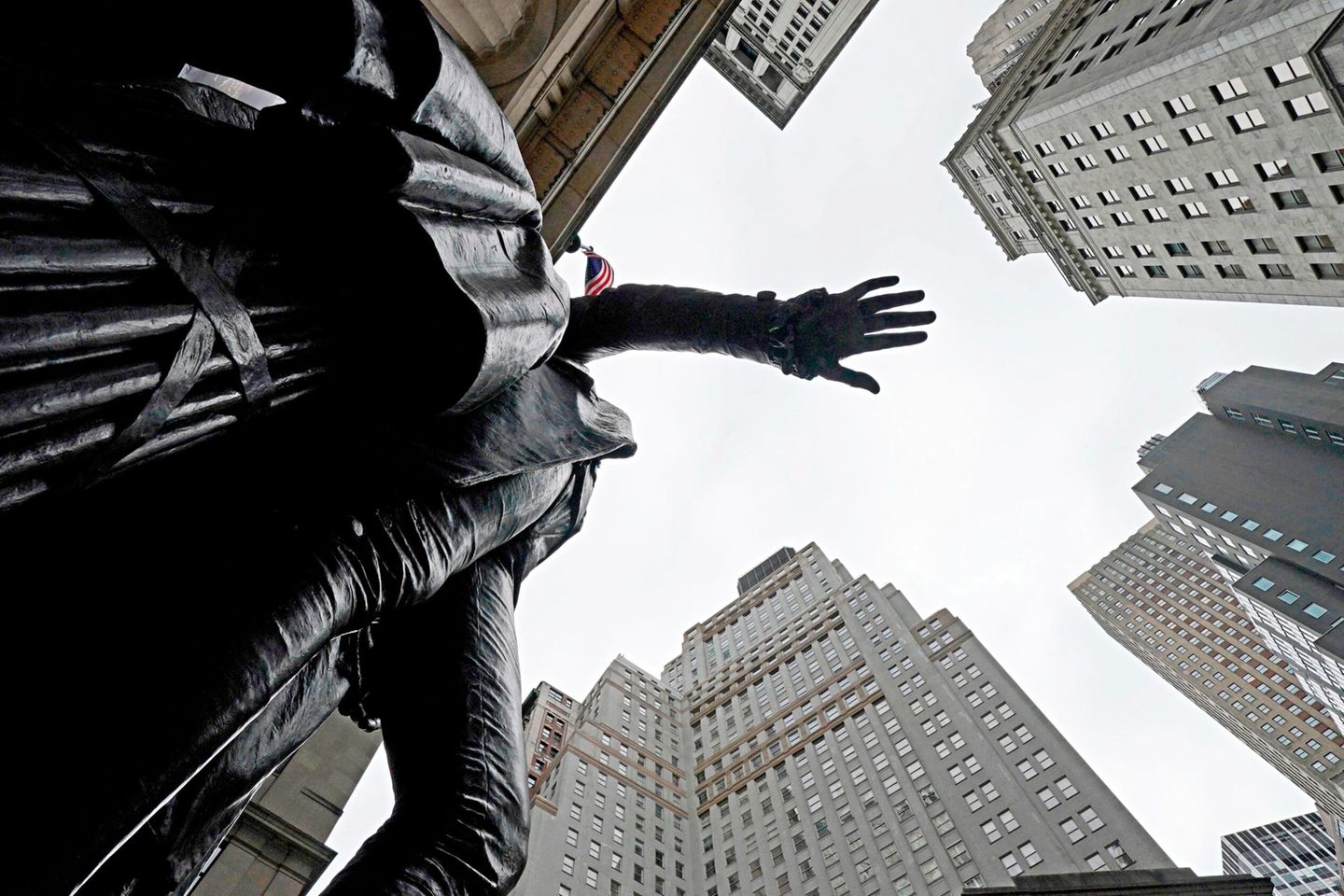 Die Hand des Marktes: Vor der New Yorker Börse an der Wall Street wacht George Washington