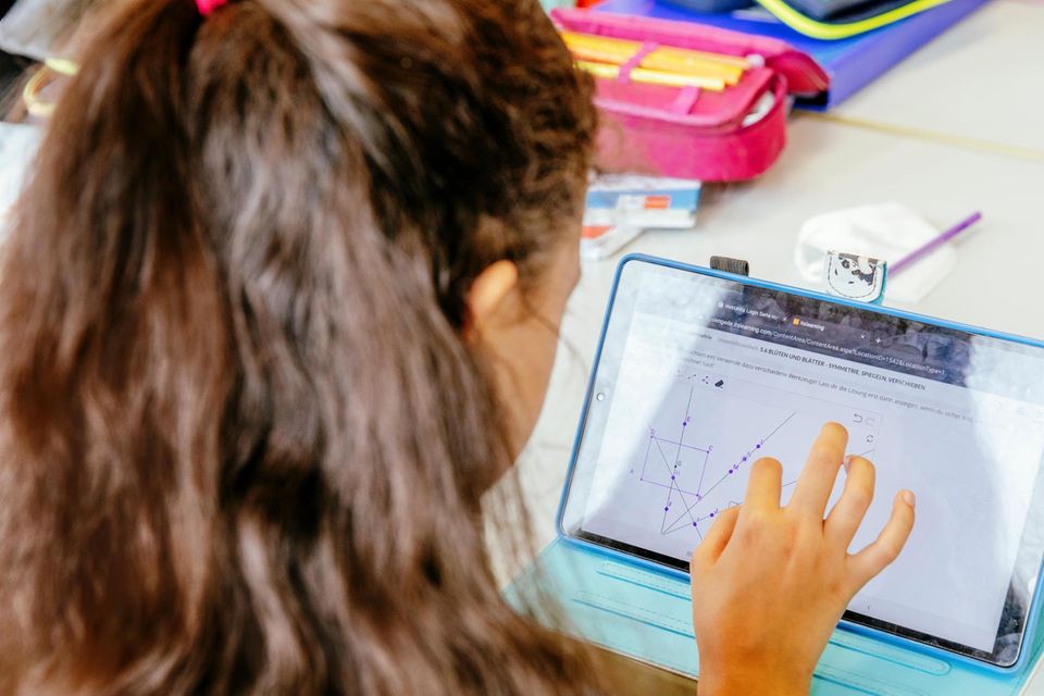 Wie man es dreht und wendet: Symmetrie-Aufgaben leuchten Schülerin Paula mit einem Tablet eher ein als ohne