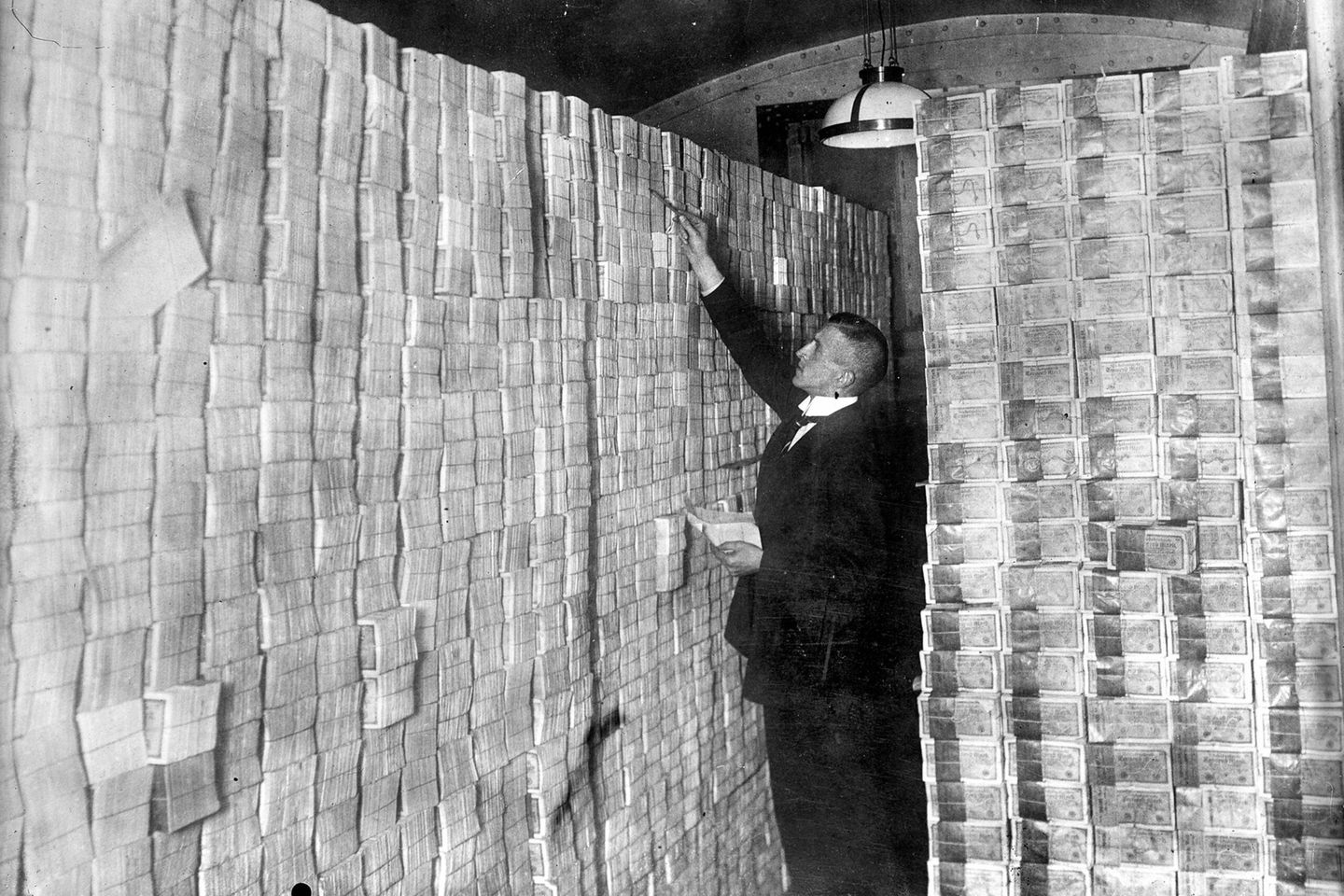 1923 ist in der Weimarer Republik so viel Geld in Umlauf, dass es ganze Keller füllt