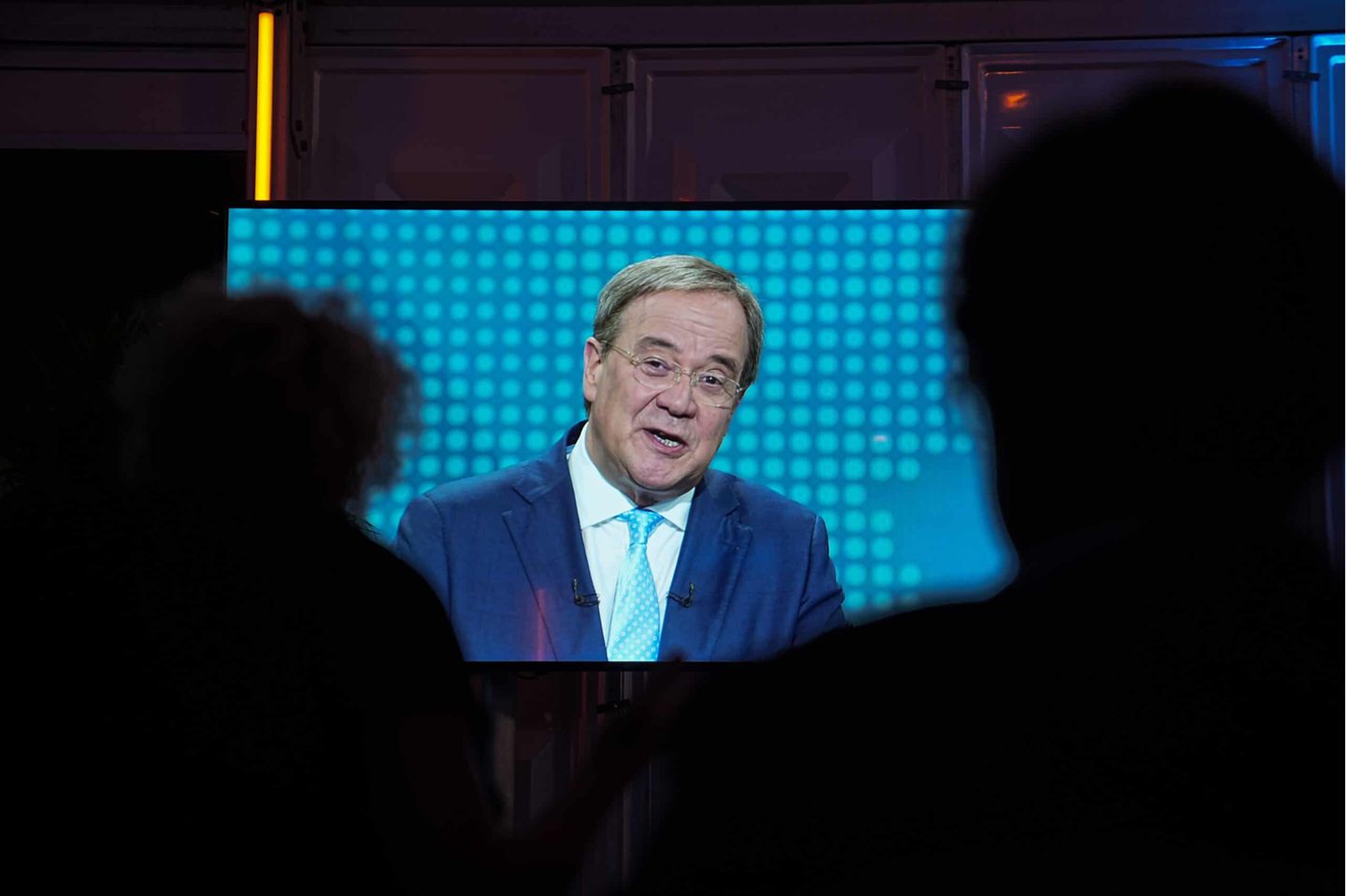 Die Diskussion der Kanzlerkandidaten läuft auf einem Bildschirm in einem VIP Zelt, auf dem Bildschirm Armin Laschet (CDU). Die Kanzlerkandidaten von Bündnis 90/Grüne, CDU und SPD, - Baerbock, Laschet, Scholz treffen in einer ersten TV Diskussion bei RTL und ntv aufeinander.