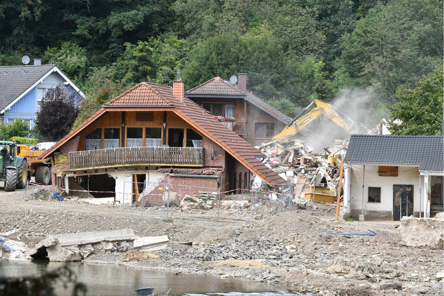 In Insul im Ahrtal werden im August 2021 Häuser nach der Flutkatastrophe abgerissen
