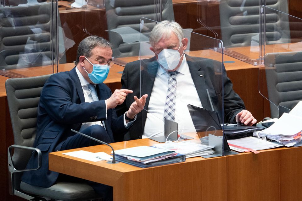 NRW-Ministerpräsident Armin Laschet (l.) und sein wichtigster Minister in der Corona-Krise Karl-Josef Laumann: Zu Beginn der Pandemie schloss die Landesregierung einen teuren Maskendeal mit Jungunternehmern aus der Schweiz