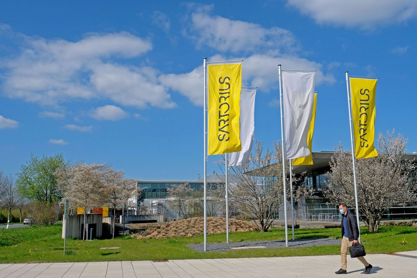 Göttingen Die Sartorius AG ist ein börsennotierter Pharma- und Laborzulieferer mit Sitz in Göttingen. Das 1870 gegründete Unternehmen erzielte im Jahr 2020 einen Umsatz von 2,336 Mrd. Euro und beschäftigt mehr als 10.000 Mitarbeiter. Gemessen an der Wertschöpfung ist Sartorius unter den 15 größten Unternehmen in Niedersachsen. *** Goettingen, Germany Sartorius AG is a listed pharmaceutical and laboratory supplier headquartered in Goettingen, Germany Founded in 1870, the company generated sales revenue of 2 336 billion euros in 2020 and employs more than 10 000 people In terms of value added, Sartorius is among the 15 largest companies in Lower Saxony, Germany