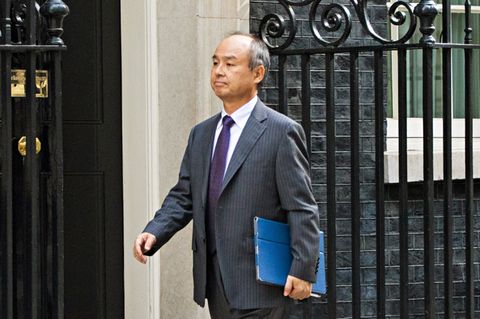 Mit der Politik vernetzt: Softbank-Chef Masayoshi Son 2016 auf dem Weg ins britische Finanzministerium