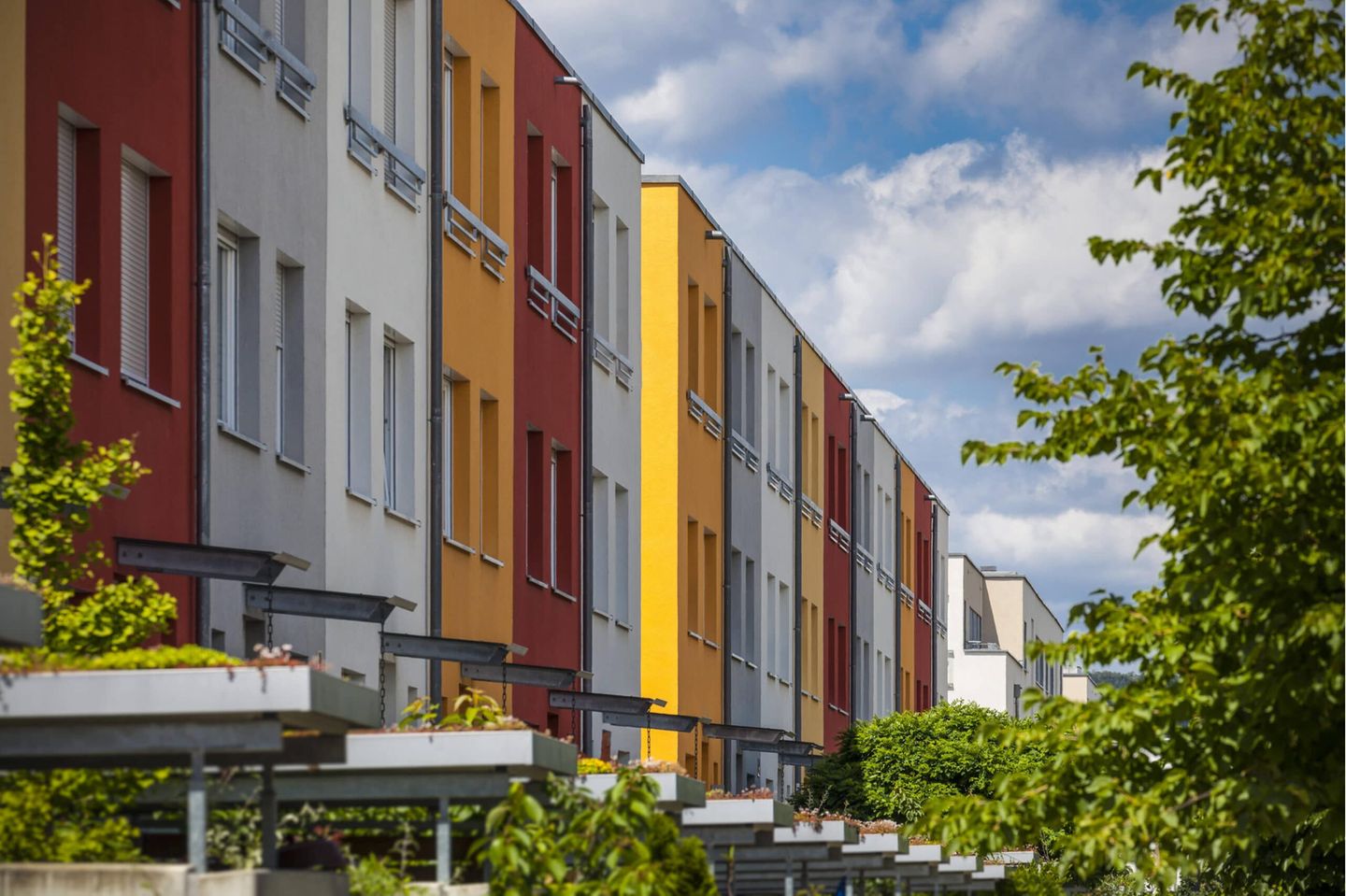 20.06.2016 Reportage: Röthelheimpark Erlangen, die ersten Monate in einem neu gebauten Stadtteil Die Reihenhäuser sind farblich getrennt Erlangen Bayern Deutschland *** 20 06 2016 Report Röthelheimpark Erlangen, the first months in a newly built district The terraced houses are separated by colour Erlangen Bavaria Germany