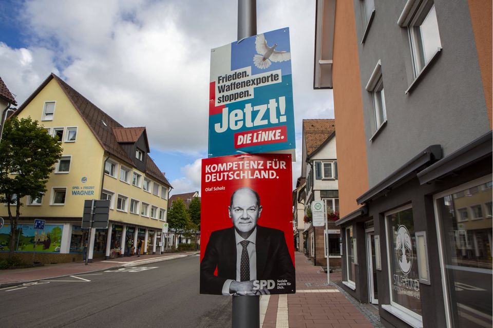 Wahlplakate zur Bundestagswahl im September 2021 sind in Freudenstadt Landkreis Freudenstadt Baden-Württemberg zu sehen. Olaf Scholz SPD Kompetenz für Deutschland Die Linke Frieden Waffenexporte stoppen Jetzt Wahlplakate *** Election posters for the federal election in September 2021 can be seen in Freudenstadt County Freudenstadt Baden Württemberg Olaf Scholz SPD Competence for Germany The Left Peace Stop arms exports Now Election Posters