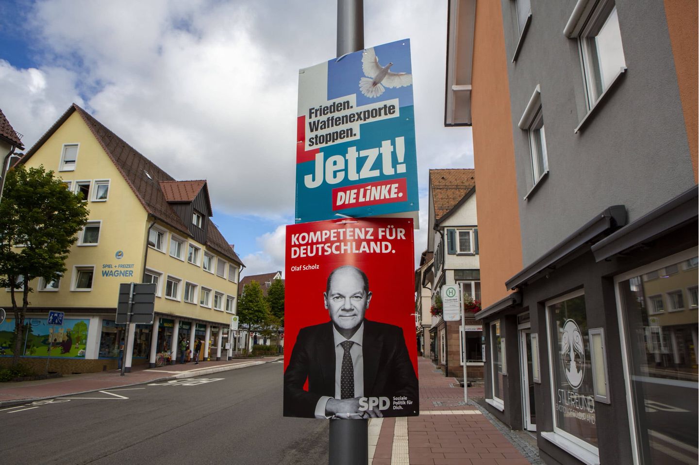Wahlplakate zur Bundestagswahl im September 2021 sind in Freudenstadt Landkreis Freudenstadt Baden-Württemberg zu sehen. Olaf Scholz SPD Kompetenz für Deutschland Die Linke Frieden Waffenexporte stoppen Jetzt Wahlplakate *** Election posters for the federal election in September 2021 can be seen in Freudenstadt County Freudenstadt Baden Württemberg Olaf Scholz SPD Competence for Germany The Left Peace Stop arms exports Now Election Posters