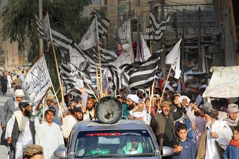 Seit dem Siegeszug der Taliban beherrschen ihre schwarz-weißen Flaggen das Straßenbild