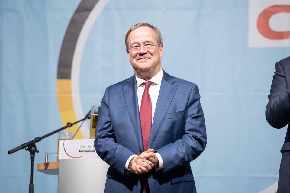 Armin Laschet, Spitzenkandidat CDU/CSU und CDU-Bundesvorsitzender - Wahlkampfveranstaltung im Außenbereich Startpalais Celle - Armin Laschet hält eine BiergartenredeArmin Laschet, Spitzenkandidat CDU/CSU und CDU-Bundesvorsitzender - Wahlkampfveranstaltung im Außenbereich Startpalais Celle - Armin Laschet hält eine Biergartenrede, Celle Niedersachsen Deutschland Stadtpalais Celle *** Armin Laschet, top candidate CDU CSU and CDU federal chairman election campaign event outside Startpalais Celle Armin Laschet holds a beer garden speech Armin Laschet, top candidate CDU CSU and CDU federal chairman election campaign event outside Startpalais Celle Armin Laschet holds a beer garden speech, Celle Lower Saxony Germany Stadtpalais Celle
