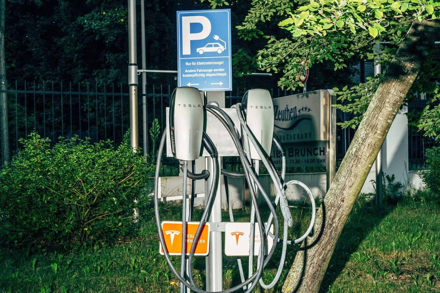 Eine Ladestation von Tesla, gut am Logo zu erkennen