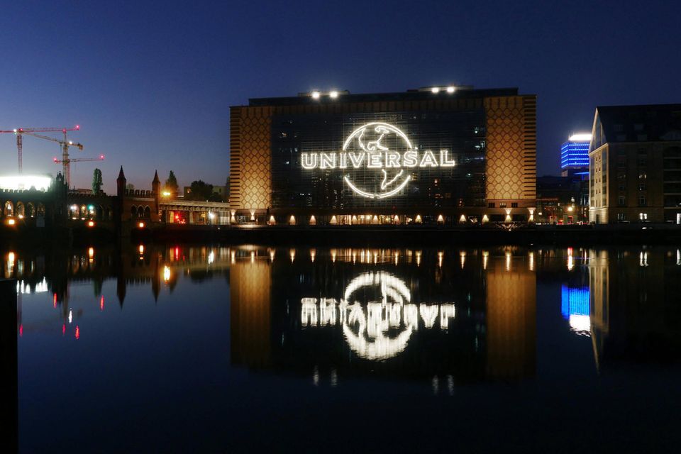 Nachts an der Spree gibt es einen schönen Ausblick auf das Gebäude der Universal Music, das sich im Wasser spiegelt