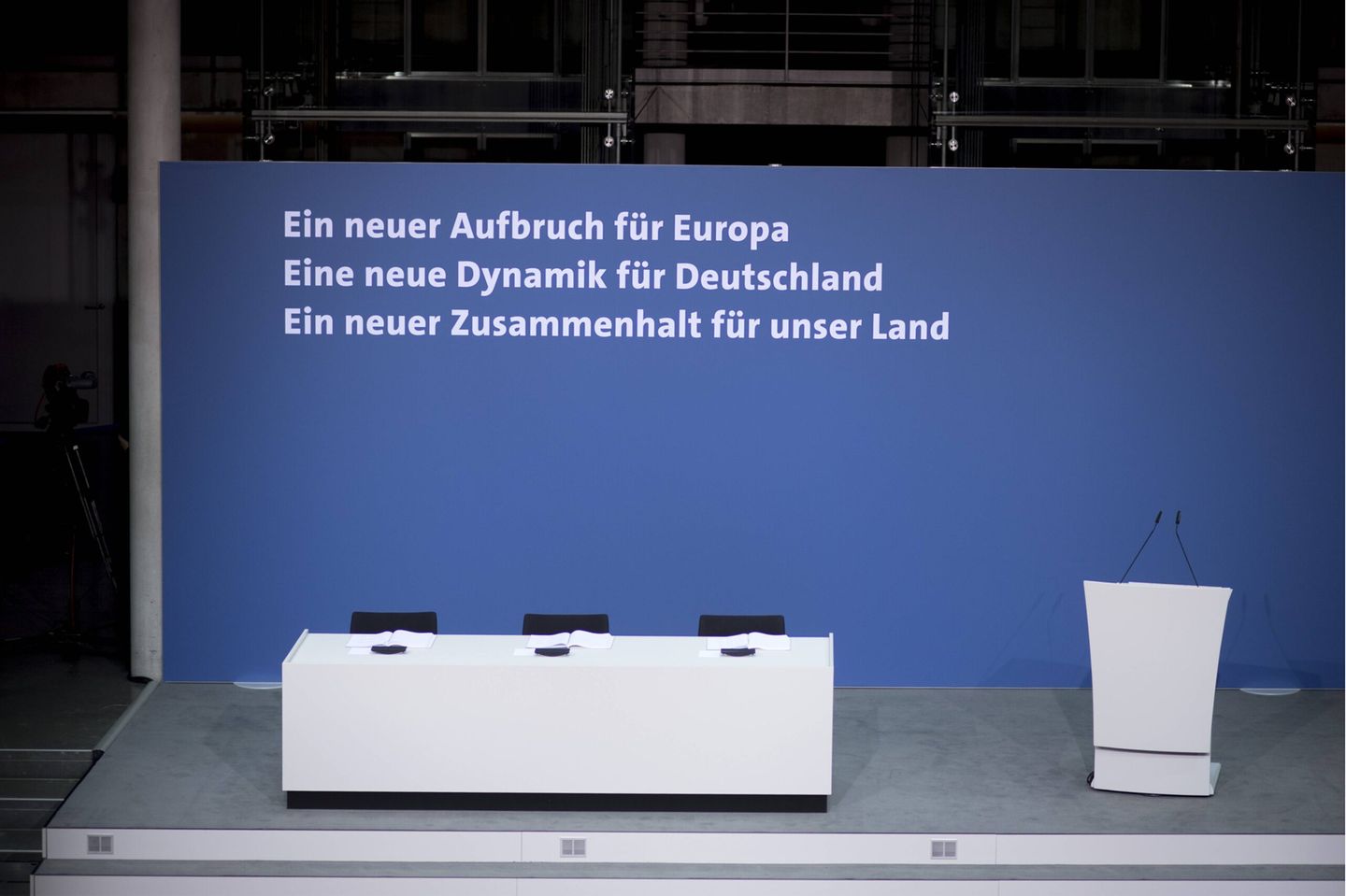 Koalitionsvertrag DEU, Deutschland, Germany, Berlin, 12 .03.2018 Leere Buehne bei der Unterzeichnung Koalitionsvertrag unter dem Motto Ein neuer Aufbruch fuer Europa, Eine neue Dynamik fuer Deutschland Ein Neuer Zusammenhalt fuer unser Land in Berlin. Zum Abschluss der Koalitionsverhandlungen zwischen der SPD und der CDU CSU die Bildung einer Grossen Koalition Groko. > Feature at the signing of the coalition contract between the three parties to create the next German government on March 12, 2018 in Berlin, Germany. Today s signing follow months of arduous negotiations following federal elections last September. Merkel is due to be elected as chancellor for her fourth term in a session of the Bundestag this coming Wednesday
