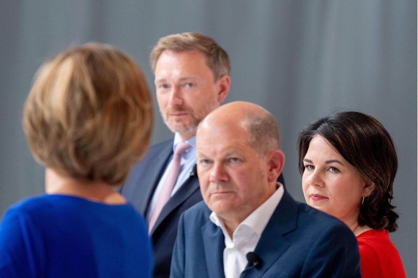 Annalena Baerbock (M), Kanzlerkandidatin und Bundesvorsitzende von Bündnis 90/Die Grünen, Olaf Scholz (r, SPD), SPD-Kanzlerkandidat und Bundesminister der Finanzen, und Christian Lindner, FDP-Spitzenkandidat, Fraktionsvorsitzender und Parteivorsitzender der FDP, stehen zu Beginn einer Gesprächsrunde des Bundesverbands der Energie- und Wasserwirtschaft zum Thema Energie- und Klimapolitik zusammen.