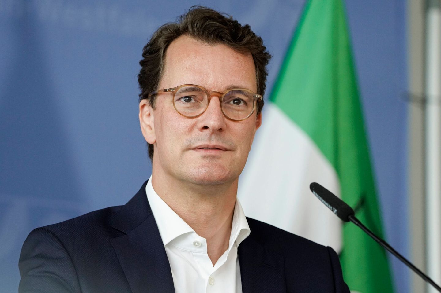 NRW Verkehrsministerium informiert ueber Haushalt 2022 Aktuell, 19.08.2021, Duesseldorf, Verkehrsminister von Nordrhein-Westfalen Hendrik Wuest im Portrait informiert bei einem Presse Briefing den Entwurf des Haushalts 2022 des Verkehrsressorts im Verkehrsministerium in Duesseldorf Duesseldorf Nordrhein-Westfalen Deutschland *** NRW Ministry of Transport informs about budget 2022 News, 19 08 2021, Duesseldorf, Minister of Transport of North Rhine-Westphalia Hendrik Wuest in portrait informs at a press briefing the draft budget 2022 of the transport department in the Ministry of Transport in Duesseldorf Duesseldorf North Rhine-Westphalia Germany