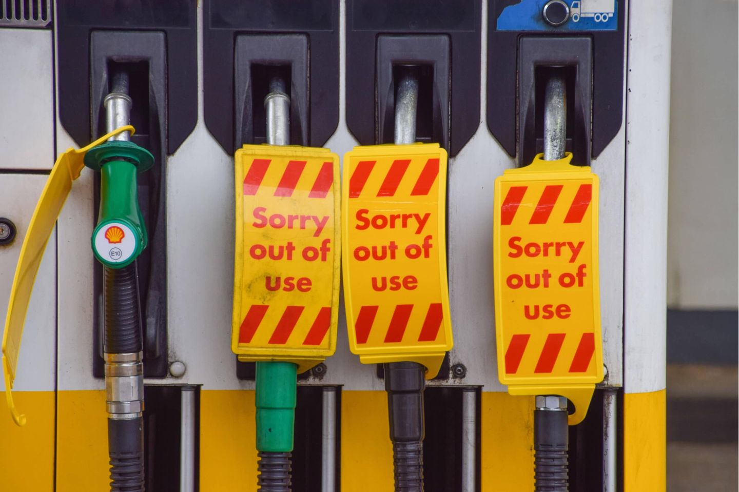 October 3, 2021, London, United Kingdom: Sorry, Out Of Use signs cover the petrol pumps at a Shell station in Islington. October 3, 2021, London, United Kingdom: Sorry, Out Of Use signs cover the petrol pumps at a Shell station in Islington. .Many UK stations have run out of petrol due to a shortage of truck drivers linked to Brexit, along with panic buying. London United Kingdom - ZUMAs197 20211003_zaa_s197_082 Copyright: xVukxValcicx