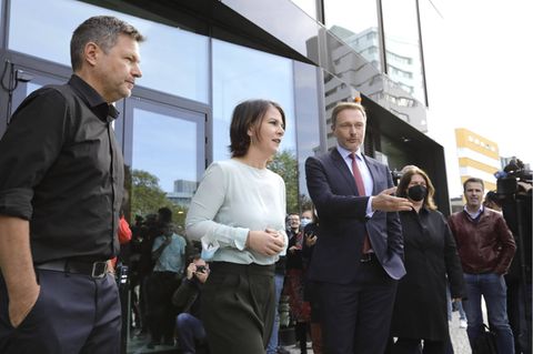 Robert Habeck, Co-Bundesvorsitzender von Buendnis 90/Die Gruenen, Annalena Baerbock, Co-Bundesvorsitzende von Buendnis 90/Die Gruenen, Christian Lindner, Bundesvorsitzender der FDP, Statement nach den Sondierungsgespraechen zwischen Buendnis 90/Die Gruenen und der FDP, DEU, Berlin, 01.10.2021 *** Robert Habeck, Co-Chairman of Buendnis 90 Die Gruenen, Annalena Baerbock, Co-Chairwoman of Buendnis 90 Die Gruenen, Christian Lindner, Chairman of the FDP, Statement after the exploratory talks between Buendnis 90 Die Gruenen and the FDP, DEU, Berlin, 01 10 2021
