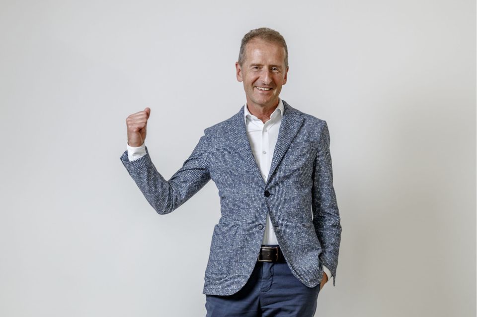 Herbert Diess, Vorsitzender des Vorstands der Volkswagen AG, posiert bei einem Fotoshooting. (zu dpa "VW-Konzernchef: Autopreise könnten steigen – aber E-Mobilität wird «eher günstiger»")