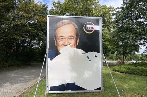 Das langsame Verschwinden von CDU-Kanzlerkandidat und NRW-Ministerpräsident Armin Laschet. Teilweise zerstörtes Wahlplakat der CDU in Gelsenkirchen. *** The slow disappearance of CDU Chancellor candidate and NRW Minister President Armin Laschet Partially destroyed CDU election poster in Gelsenkirchen