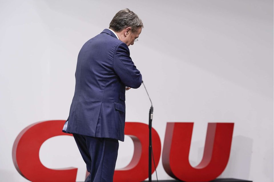 Aktuell, 07.10.2021, Berlin, Armin Laschet Ministerpraesident von Nordrhein-Westfalen, CDU-Vorsitzender und Kanzlerkandidat der CDU bei der Bundestagswahl 2021 im Portrait geht nach seinem Statement im Konrad-Adenauer-Haus der CDU Zentrale in Berlin zur aktuellen Situation