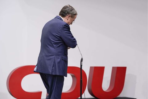 Aktuell, 07.10.2021, Berlin, Armin Laschet Ministerpraesident von Nordrhein-Westfalen, CDU-Vorsitzender und Kanzlerkandidat der CDU bei der Bundestagswahl 2021 im Portrait geht nach seinem Statement im Konrad-Adenauer-Haus der CDU Zentrale in Berlin zur aktuellen Situation
