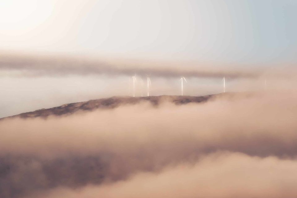 IMAGO Creative: Klimawandel - Zukunft und Innovation Windmills of modern wind power station located on hill in misty morning in countryside Copyright: xJuanxLopezx