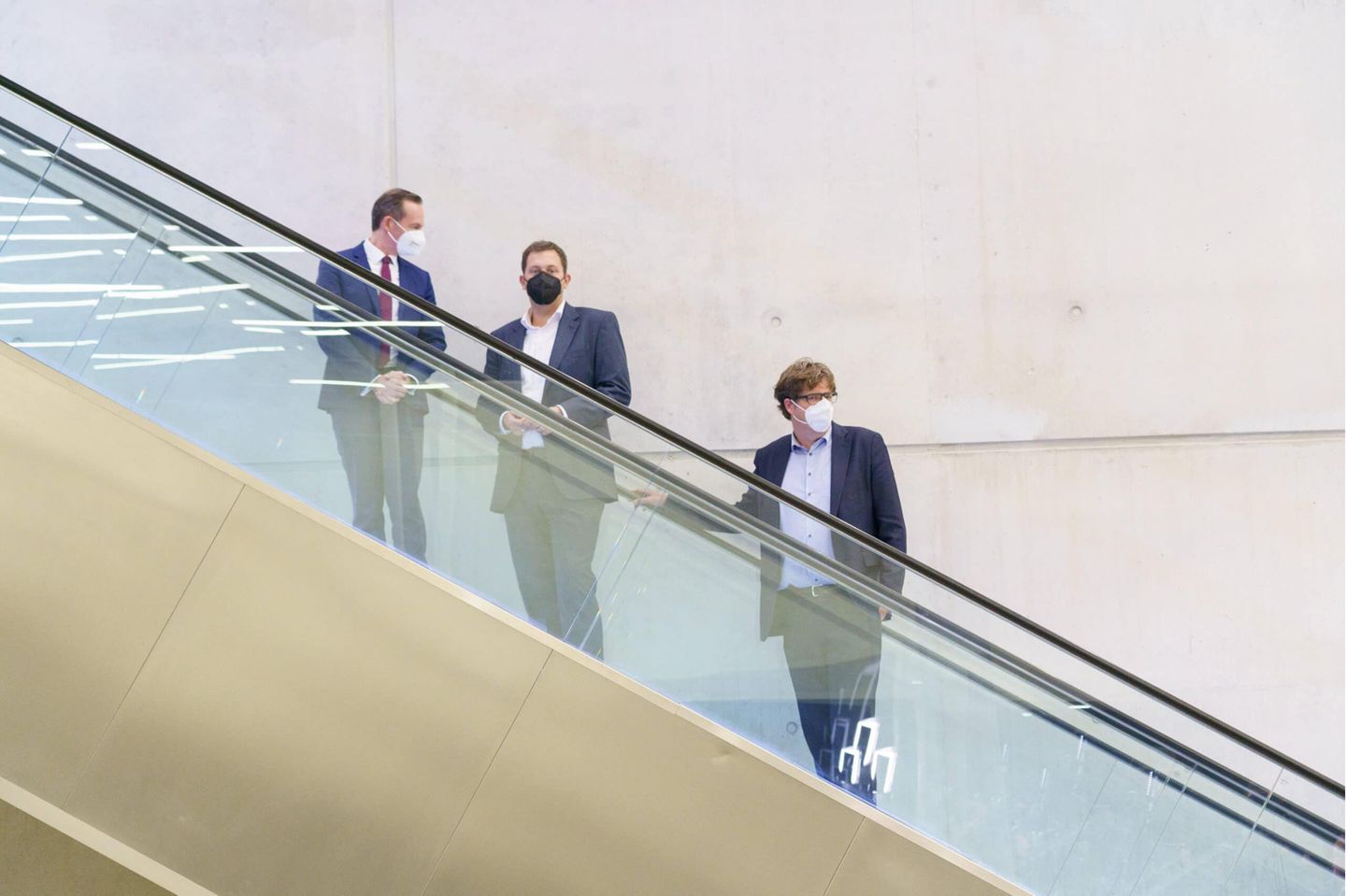 SPD, BÜNDNIS 90/DIE GRÜNEN und FDP starten im CityCube Berlin mit Sondierungsgesprächen zu einer möglichen Koalitionsbildung im Rahmen einer Ampel-Koalition nach der Bundestagswahl 2021 Statement im Anschluss an den ersten Tag der Sondierungen - Volker Wissing, Generalsekretär FDP, Lars Klingbeil, Generalsekretär SPD, Michael Kellner, Bundesgeschäftsführer von BÜNDNIS 90/DIE GRÜNEN von linksSPD, BÜNDNIS 90/DIE GRÜNEN und FDP starten im CityCube Berlin mit Sondierungsgesprächen zu einer möglichen Koalitionsbildung im Rahmen einer Ampel-Koalition nach der Bundestagswahl 2021 Statement im Anschluss an den ersten Tag der Sondierungen - V, Berlin Berlin Deutschland Messegelände Berlin *** SPD, BÜNDNIS 90 DIE GRÜNEN and