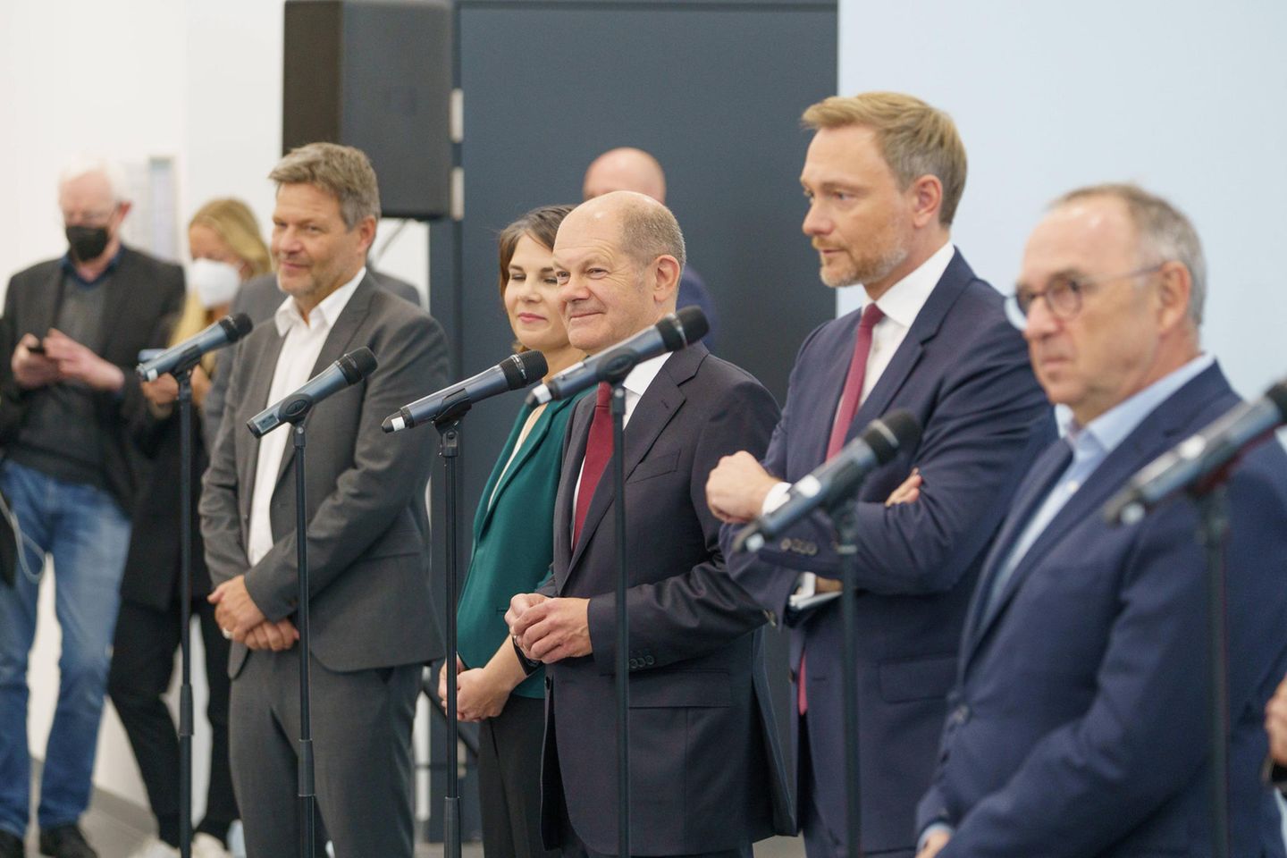 Robert Habeck, Annalena Baerbock, Olaf Scholz, Christian Lindner, Norbert Walter-Borjans;SPD, BÜNDNIS 90/DIE GRÜNEN und FDP verkünden im hub27 auf dem Messegelände Berlin die Aufnahme von Koalitionsverhandlungen zu einer möglichen Regierungsbildung im Rahmen einer Ampel-Koalition nach der Bundestagswahl 2021