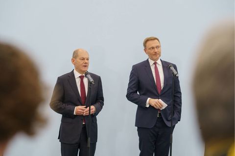 SPD, BÜNDNIS 90/DIE GRÜNEN und FDP verkünden im hub27 auf dem Messegelände Berlin die Aufnahme von Koalitionsverhandlungen zu einer möglichen Regierungsbildung im Rahmen einer Ampel-Koalition nach der Bundestagswahl 2021 Olaf Scholz und Christian LindnerSPD, BÜNDNIS 90/DIE GRÜNEN und FDP verkünden im hub27 auf dem Messegelände Berlin die Aufnahme von Koalitionsverhandlungen zu einer möglichen Regierungsbildung im Rahmen einer Ampel-Koalition nach der Bundestagswahl 2021 Olaf Scholz und Christian, Berlin Berlin Deutschland Messegelände Berlin *** SPD, BÜNDNIS 90 DIE GRÜNEN and FDP announce the start of coalition negotiations at hub27 on the Berlin Exhibition Grounds on a possible formation of a government within the frame