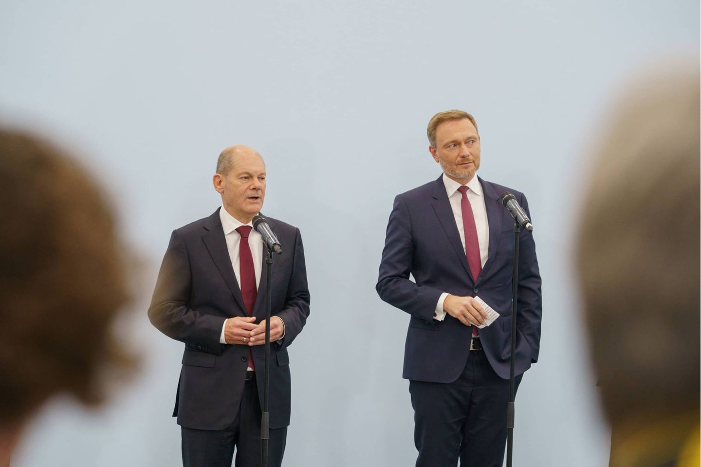 SPD, BÜNDNIS 90/DIE GRÜNEN und FDP verkünden im hub27 auf dem Messegelände Berlin die Aufnahme von Koalitionsverhandlungen zu einer möglichen Regierungsbildung im Rahmen einer Ampel-Koalition nach der Bundestagswahl 2021 Olaf Scholz und Christian LindnerSPD, BÜNDNIS 90/DIE GRÜNEN und FDP verkünden im hub27 auf dem Messegelände Berlin die Aufnahme von Koalitionsverhandlungen zu einer möglichen Regierungsbildung im Rahmen einer Ampel-Koalition nach der Bundestagswahl 2021 Olaf Scholz und Christian, Berlin Berlin Deutschland Messegelände Berlin *** SPD, BÜNDNIS 90 DIE GRÜNEN and FDP announce the start of coalition negotiations at hub27 on the Berlin Exhibition Grounds on a possible formation of a government within the frame