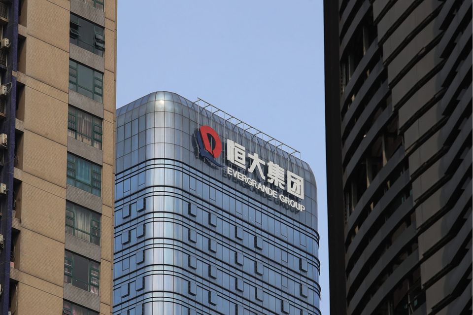 --FILE--The logo of Evergrande Group, China's second-largest property developer by sales, is seen on the façade of its headquarters in Guangzhou city, south China's Guangdong province, 24 July 2020.