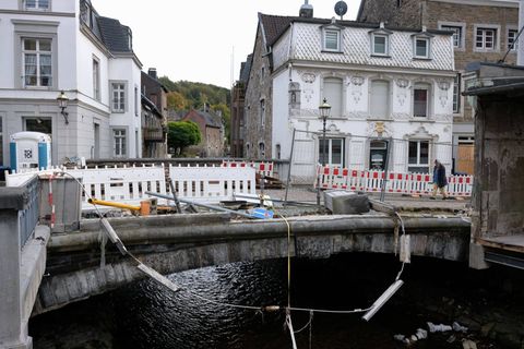 Aufräumarbeiten nach dem Hochwasser in Stolberg im Rheinland