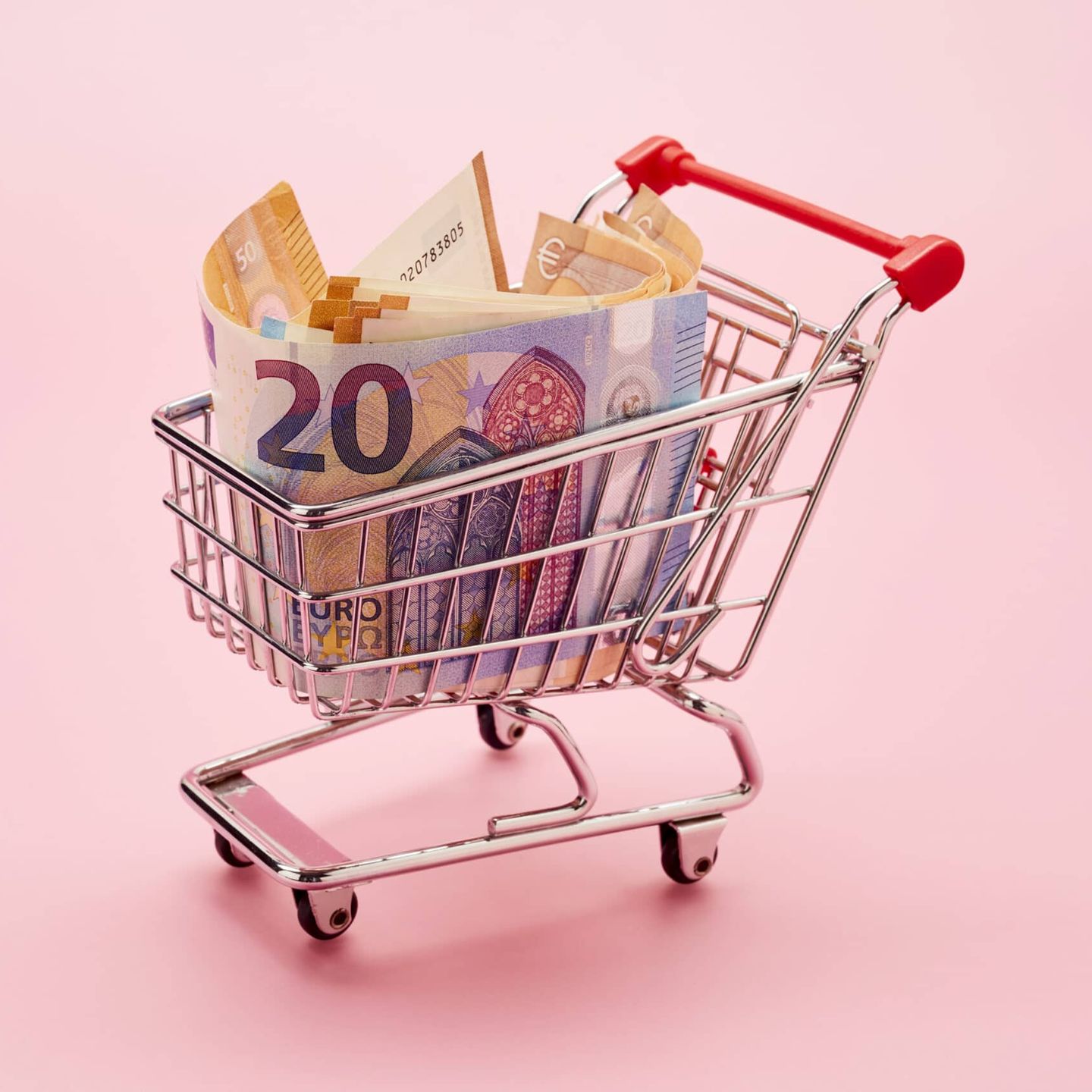 https://image.capital.de/30886396/t/9a/v4/w1440/r1/-/still-life-of-shopping-cart-and-euro-notes-on-pink-background.jpg