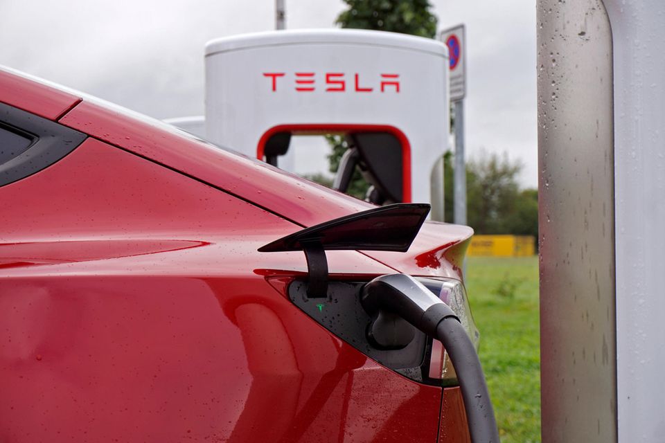 Tesla ist der nach Börsenwert wertvollste Autohersteller.