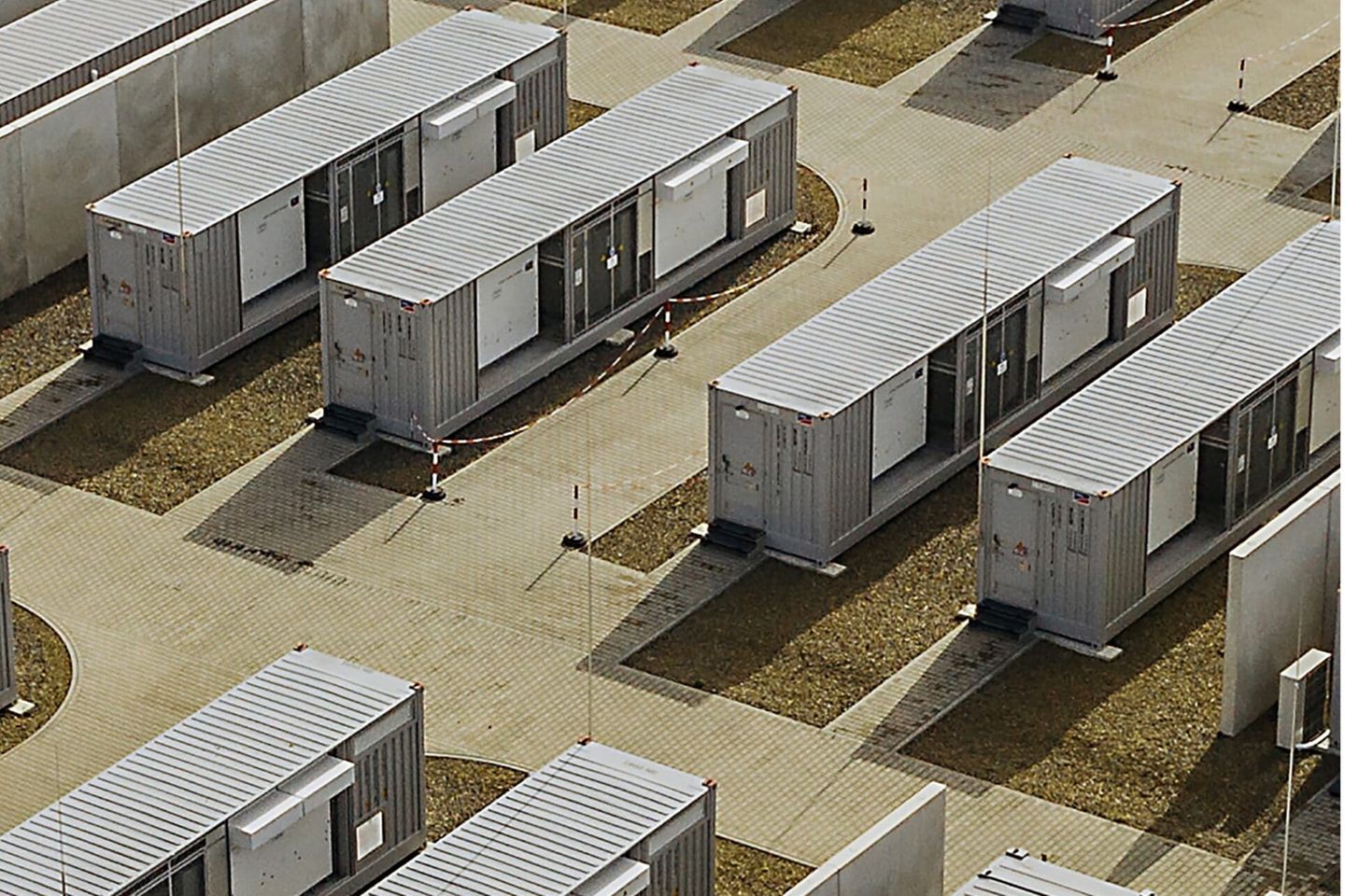 Container mit Stromspeichern bilden die „Big Battery“ am Kraftwerk Schwarze Pumpe