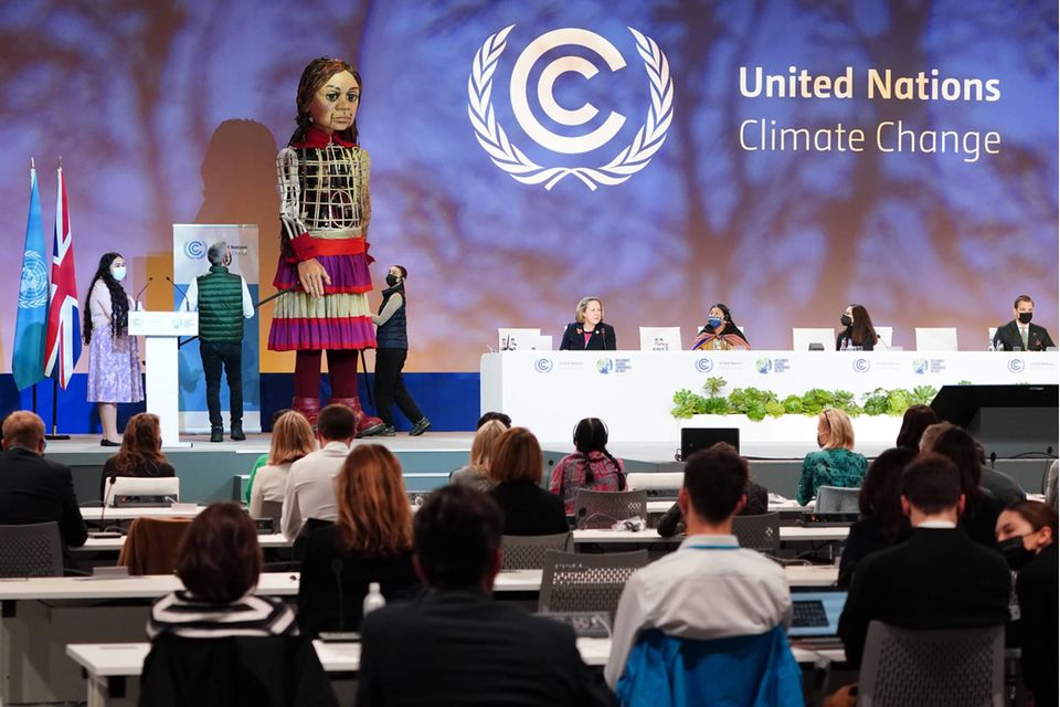 November 9, 2021, Glasgow, UK: Puppet Little Amal visits the Cop26 summit at the Scottish Event Campus SEC in Glasgow for the opening of the Gender Day event. The 3.5 metre tall puppet puppet of a 10-year-old Syrian refugee started her journey in Turkey on 27 July and has travelled nearly 8,000 km across Greece, Italy, Germany, Switzerland, Belgium and France, symbolising millions of displaced children. Picture date: Tuesday November 9, 2021. Glasgow UK PUBLICATIONxINxGERxSUIxAUTxONLY - ZUMAp134 20211109_zba_p134_227 Copyright: xJanexBarlowx