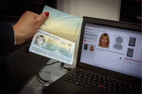 DEU, Deutschland, Niedersachsen, Hannover, 20.03.2017: Computermesse CeBIT / secunet IDKit für die mobile Kontrolle von Reisepässen, Ausweisdokumenten, Auslesen der auf dem Chip enthaltenen Informationen und Durchführung eines Abgleiche von Fingerabdrücken DEU Germany Lower Saxony Hanover 20 03 2017 Computer fair CeBit secunet for the Mobile Control from Passports read the on the Chip contained Information and Implementation a from Fingerprints