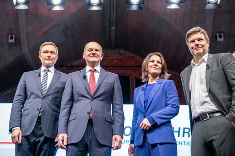 Die Parteichefs Christian Lindner (FDP), Olaf Scholz (SPD), Annalena Baerbock und Robert Habeck (beide Grüne) stellen den Koalitionsvertrag vor