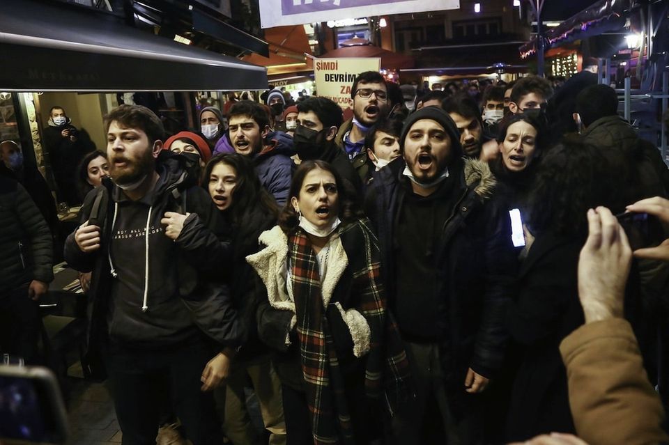 Demonstranten protestieren gegen die Abwertung der türkischen Lira und die hohen Lebenshaltungskosten in Istanbul