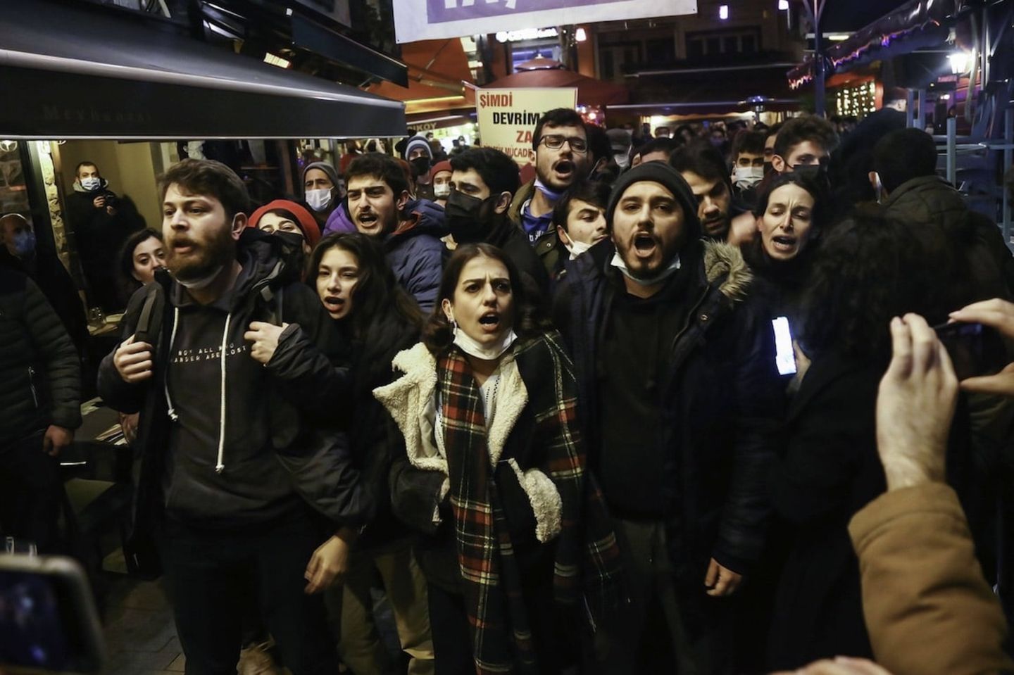 Demonstranten protestieren gegen die Abwertung der türkischen Lira und die hohen Lebenshaltungskosten in Istanbul