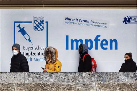 Schlange vor einem Münchner Impfzentrum