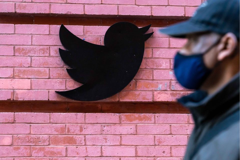 Mann und Vogel: Szene vor dem Twitter-Gebäude in New York im Herbst 2020