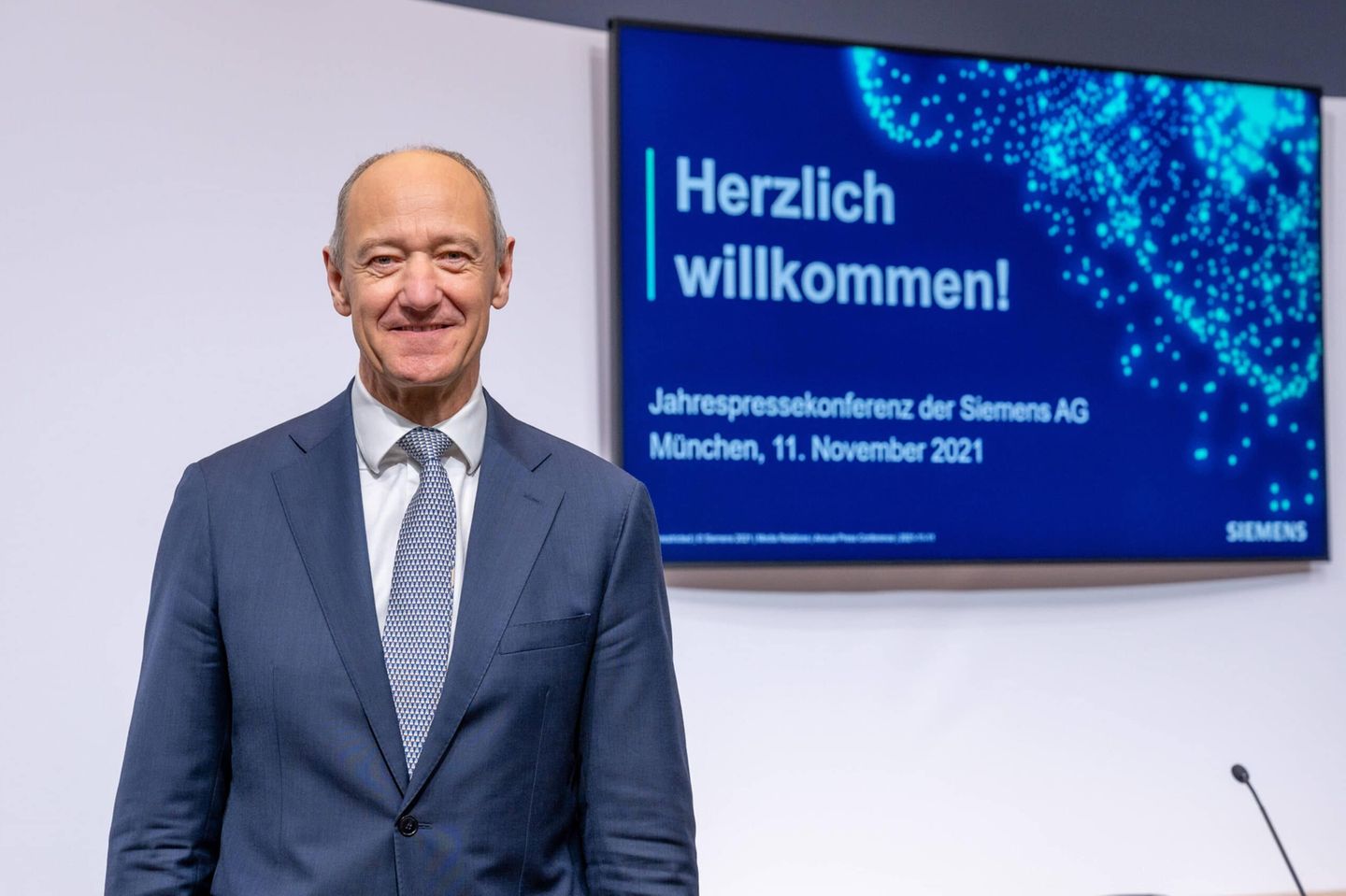 Roland Busch, Vorsitzender des Vorstands der Siemens AG, zu Beginn der Jahrespressekonferenz am 11. November 2021