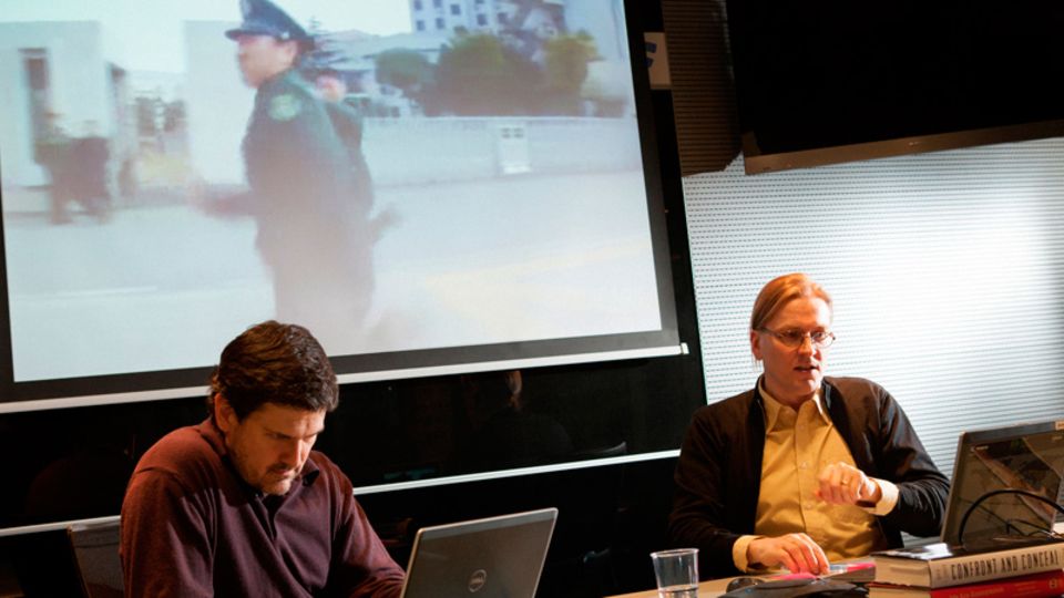 Videokonferenz in den F-Secure- Labs, im Hintergrund ein Video aus China. Hyppönen (rechts) diskutiert über die Datensicherheit dort